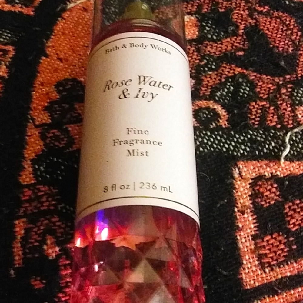 Rose water & ivy bath and body works mist
